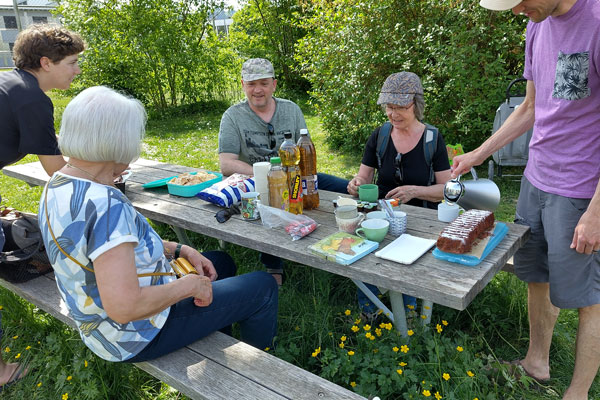 flohmarkt_buffet_mit_personen_600x400