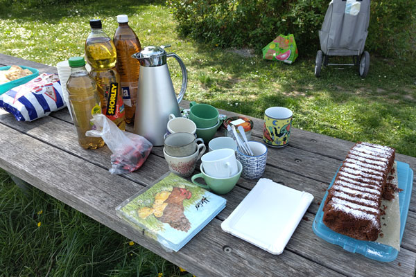 flohmarkt_buffet_vorbereitet_600x400